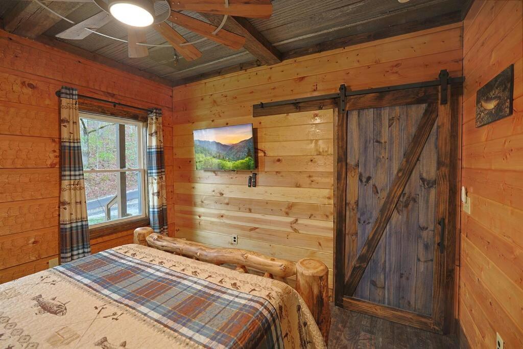 Rustic Modern Cabin With Hot Tub Near Rafting And Great Smokey Mountains Bryson City Exterior foto