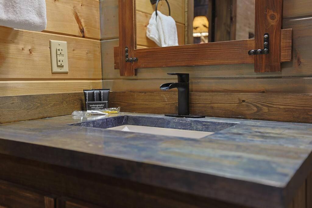 Rustic Modern Cabin With Hot Tub Near Rafting And Great Smokey Mountains Bryson City Exterior foto